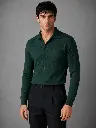 camisa_verde_pose_cercana_web.webp