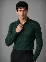 camisa_verde_pose_agarrando_camisa_web.webp