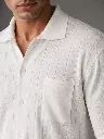 camisa_hilo_blanca_detalle_bolsillo_web.webp