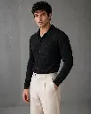 camisa_negra_pose_cercana_web.webp