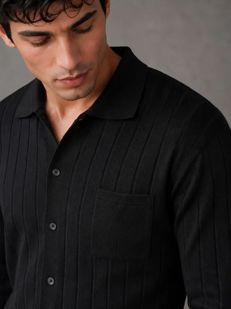 camisa_negra_detalle_bolsillo_cuello_web.webp