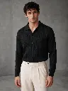 camisa_negra_pose_frontal_web.webp