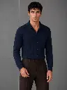 camisa_azul_pose_cercana_web.webp