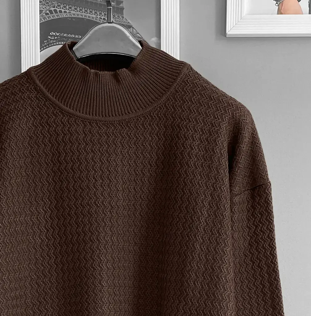 SUETER HILO CUELLO ALTO MARRON.webp